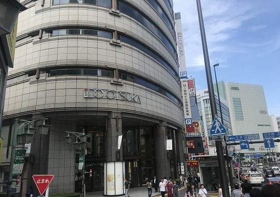 今後の大塚家具を占うべく 銀座本店と新宿ショールームという 都心の主要2店舗に足を運んでみた 大塚家具 日曜なのに店内ガラガラ ビジネスジャーナル