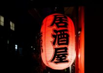 日本人の“日本酒離れ”が深刻…国内出荷量が3分の1に激減した理由