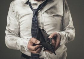 自由に使える所得、全世代平均は月2万4千円…単身者は同居人ありより1万円も多い