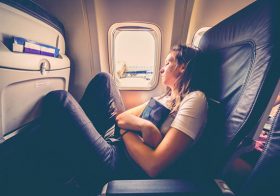 睡眠不足になりがちな長時間フライトの飛行機で、ぐっすり眠れるようになる8つの裏ワザ