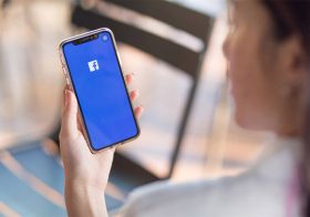 【Facebook】相手にログイン中であることがバレないように隠す方法！