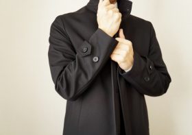 スーツにダウンジャケットはNG？冬のビジネスファッション、どこまで許される？