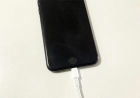 iPhoneやスマホの画面が真っ暗で電源が入らない、つかない！