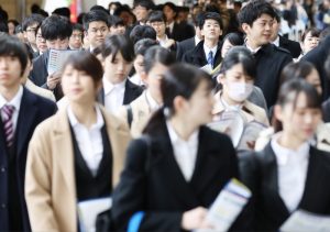 大学入学式ですら新入生が全員ダークスーツという病的な日本 人生を選択できない若者たち