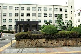 川崎市議会議長経営の介護施設、退職強要で元職員が提訴〜度重なる法令違反に改善命令も