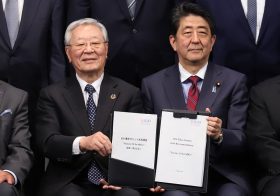 安倍政権、「年金支給開始70歳」を検討か…定年引き上げで企業に実質“年金”負担させる