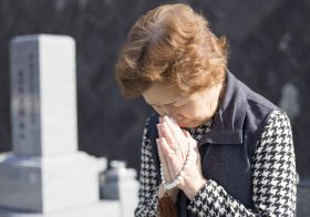 夫の位牌なし、墓なし…介護施設にひとり残された妻は、“制度の狭間”に取り残された