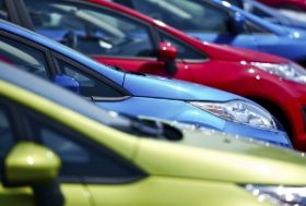 自動車販売現場、なぜ警戒感広がる？2重増税に相次ぐ維持コスト値上げ、クルマ離れ加速か