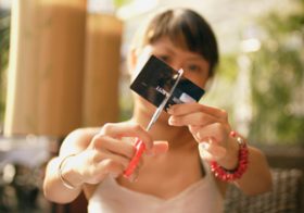 消費者金融、なぜ息吹き返す？横行する借り手の申請書類偽造、ノルマ優先で甘い審査