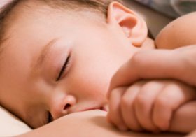 母乳育児の弊害も !?　外で遊ばなくなった子どもたちを襲う「くる病」という脅威