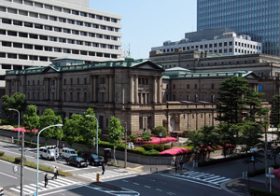 黒田日銀、剥がれた“メッキ”と苦しい言い訳　2％物価目標絶望的、市場に不信広がる
