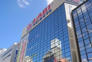 百貨店の高島屋 店員の対応がヒドすぎる ラフ服装客を適当にあしらい 逆だとヘコヘコ