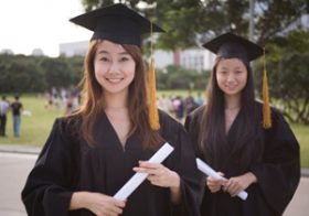 社員採用、「顔」だけで選ぶと成功する？卒アル写真で笑顔の人は離婚率低い？