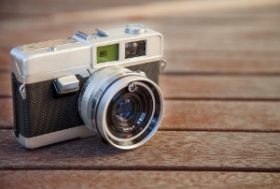 なぜ同じメーカーのカメラを買い続ける？競合他社を排除する「製品ピラミッド」より考察