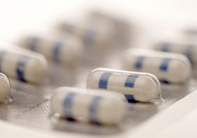 抗生物質、気軽に飲むと危険！重篤な副作用の恐れ　大腸炎、腎障害、けいれん…