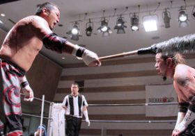 流血、骨露出…過激すぎてテレビ放送できない！「デスマッチ」プロレス、なぜ大人気？