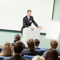 ビジネスを成功に導くボイトレ？プレゼンや交渉で信頼感・説得力を与える声と話し方