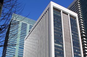 休眠口座で銀行に毎年500億円の収入発生？放置すると預金失うケースも