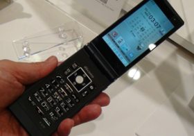 ガラケー新機種、なぜまだ発売？スマホへの買い替えへの意外な障害とは？タブレット併用策も