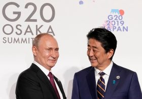 安倍首相、プーチン露大統領との会談で致命的勘違い…旧島民の本音を“封殺”し成果ゼロ