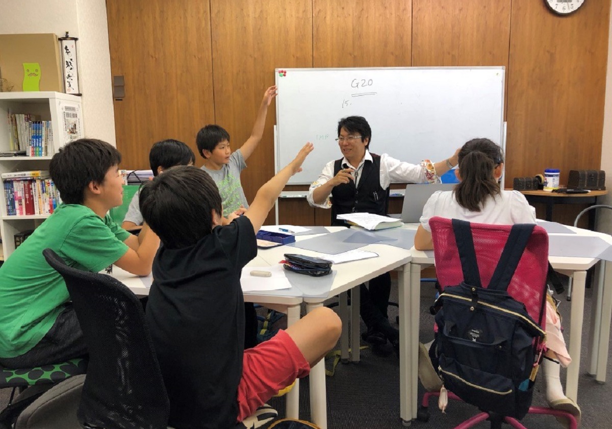 矢萩塾長によるライブ感満載の国語総合の授業。やりとりを生かして、子どもの発想を広げる