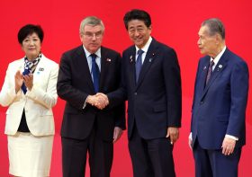 東京・小池知事、豹変しカジノ誘致か…来年再選のため、安倍自民党の“軍門に下る”気配