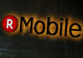 楽天、「繋がらないケータイ」懸念広まる…異例の行政指導“3回”、料金プラン発表されず