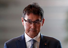 妻の“ウグイス嬢買収疑惑”で辞任の河井克行大臣、秘書への暴行疑惑も…秘書の腕にアザ