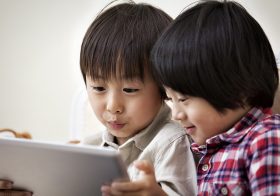 10～20代、電話や対面での会話は4割以下…LINE等でつながれば孤独感感じず