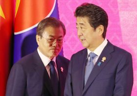 韓国に無断撮影疑惑、文大統領が安倍首相を待ち伏せて会談か…韓国国内から「屈辱外交」