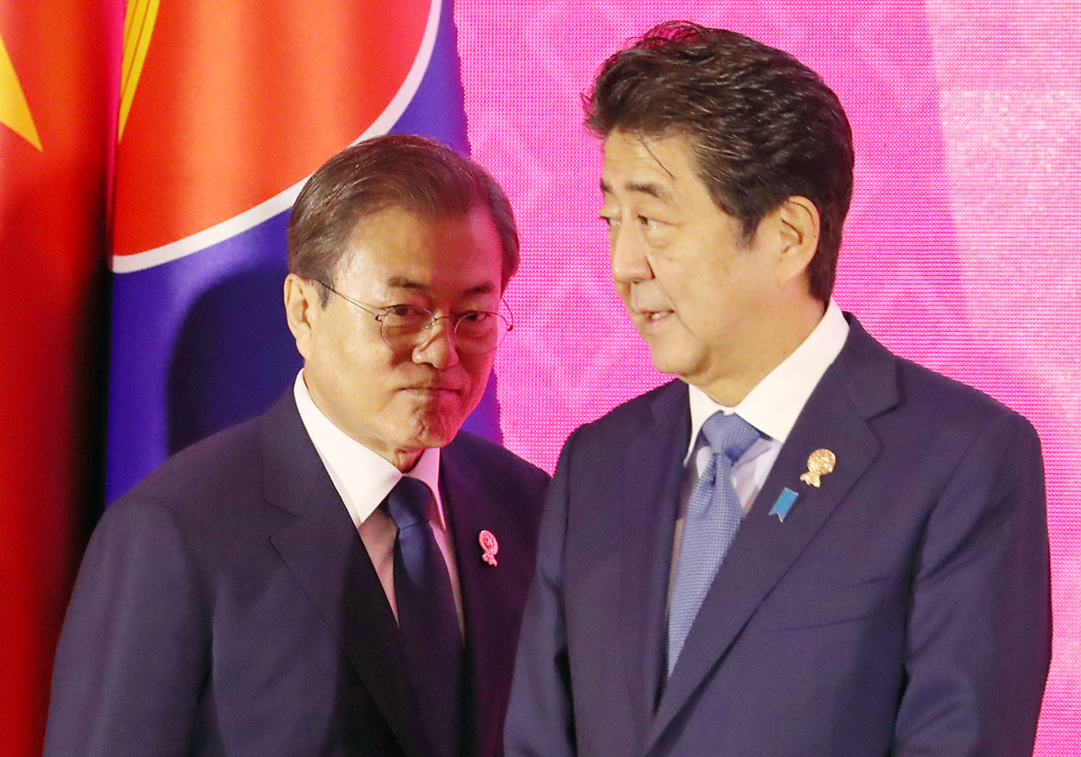 韓国に無断撮影疑惑、文大統領が安倍首相を待ち伏せて会談か…韓国国内から「屈辱外交」の画像1