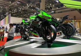 カワサキの正しい唯我独尊…EV化に目もくれず4気筒エンジン“バケモノ的”バイク投入
