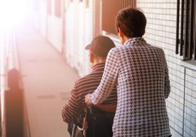 介護心中、続出で社会問題化…老人ホーム不足や高額料金で入所困難、「家族介護」幻想の罠