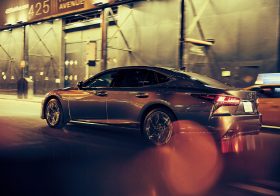 トヨタ「レクサスLS」の静粛性と加速性は、いったいどこまで進化するのか？