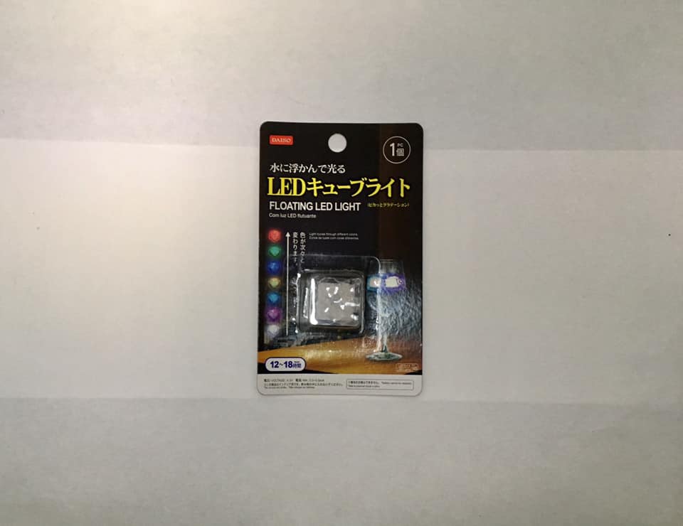 ダイソー 2層式透明クリーンシート 水に浮かんで光るledキューブライト 2口分配シガーソケット ダイソー 買っていけないグッズ5選 ビジネスジャーナル