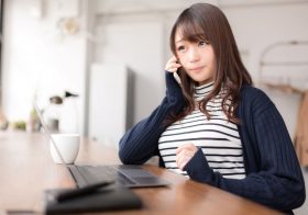 転職サイトの“ただの私服姿写真”の女性モデルが「胸を強調」と猛バッシング浴びている件