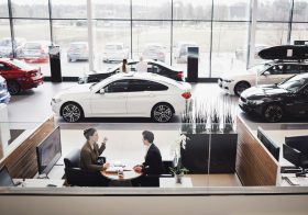 テスラとは真逆！対面での販売にこだわる自動車販売員…「自動車は人生を変える力がある」