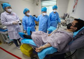 新型肺炎、一億総“過剰反応”の原因…厚労省は早急にロシュ製検査キットを導入すべき