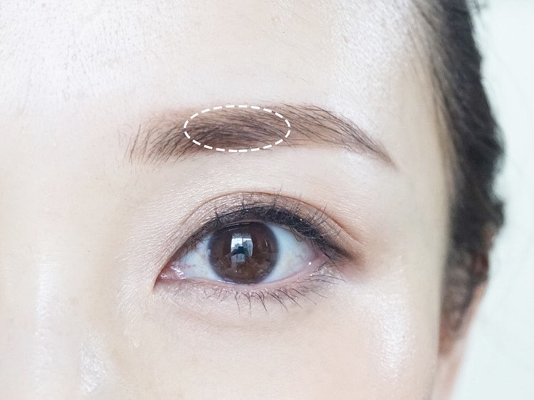 眉は 髪色よりワントーン明るい色 が理想的 おすすめしたいのが 黒目の上に重ね付けする という方法 老け見えしちゃう眉メイクng行為 ビジネスジャーナル