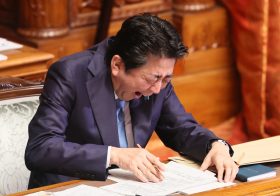 【新型コロナ】マスクやトイレットペーパーの品薄助長？安倍総理の“思いつき”一斉休校