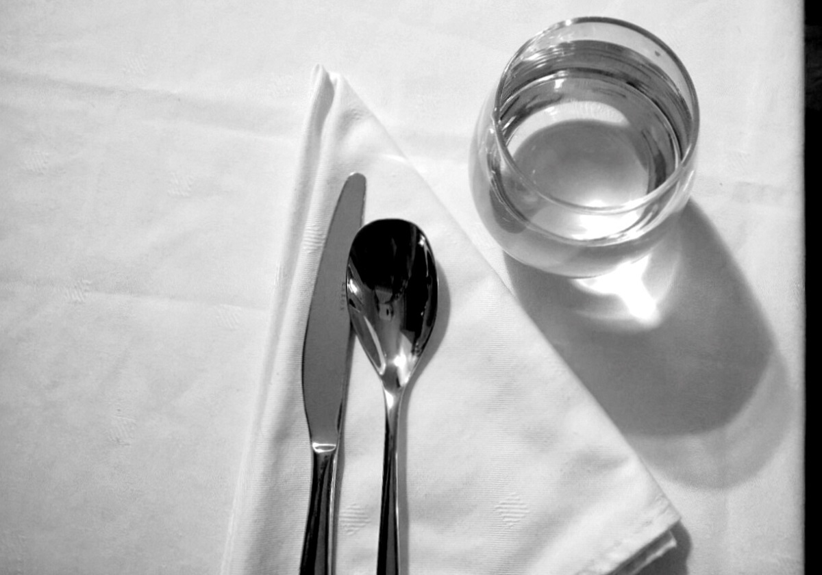 飲食店を悩ます「客が水しか飲まない問題」、根源に“粗利率＝料理15％・飲料60％”問題の画像1