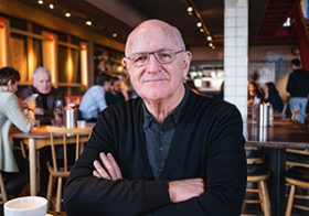 巨大化する観光産業の弊害～オーバーツーリズムと「飛び恥」をめぐる論争