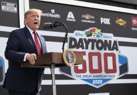トランプが大統領専用車でレース場を走った理由…デイトナ500を“国民洗脳”に政治利用