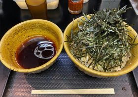 そば界の二郎こと「港屋」はなぜ蕎麦にラー油を入れるのか？そばの概念が覆される