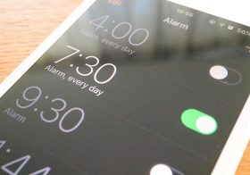 iPhoneのアラームをバイブだけで通知する方法　音を鳴らせたくないときはこれ