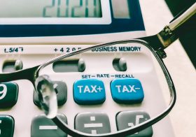 確定申告、税理士に頼まず自己判断したら大損！税務調査で知識のなさにつけ込まれ…