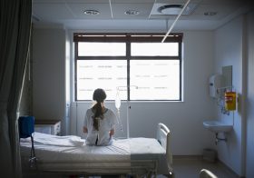 患者同士にキス強制や水かけ、神出病院の看護師ら…精神科病院、暴行やまない構造的問題