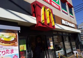 マック、大注目の「ごはんてりやき」は期待ハズレ？牛丼店の定食以下の朝マックメニュー