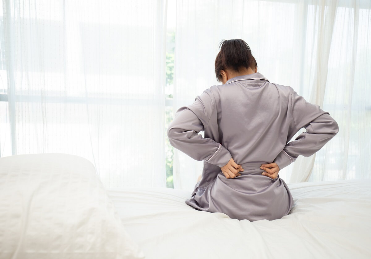腰痛、「湿布を貼って安静」は逆効果？痛み止め、長期服用で腎臓が重病の副作用もの画像1