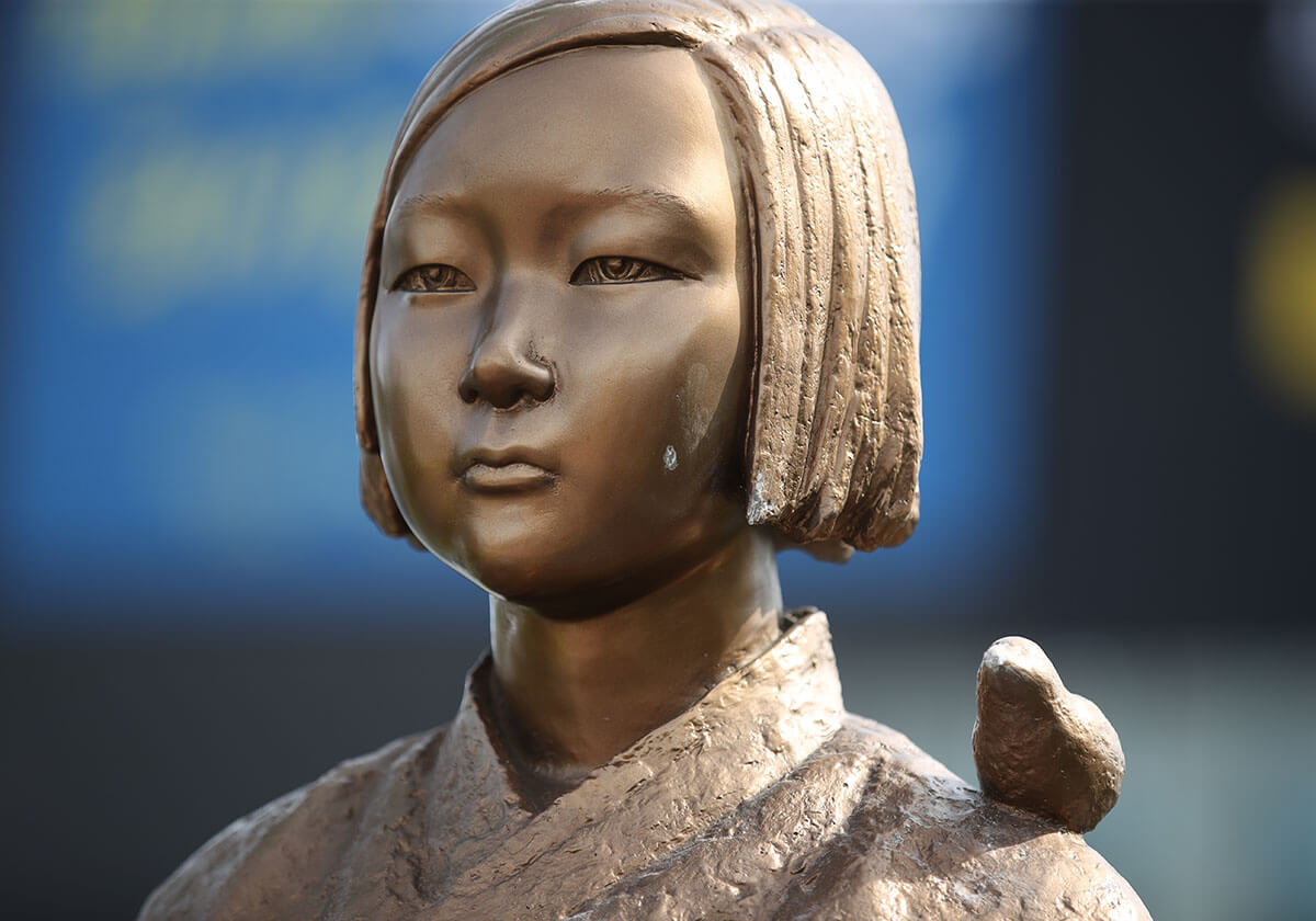 韓国、慰安婦像の前で土下座する「謝罪する安倍像」設置の蛮行…日本は韓国ビザ厳格化もの画像1